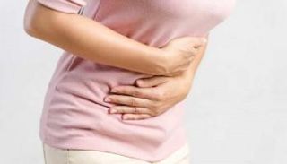 سيدة تعاني من آلام الدورة الشهرية - أرشيفية