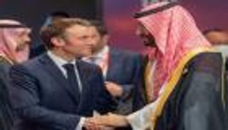 فيديو السلام الحار.. سر توجه ماكرون لمقعد محمد بن سلمان