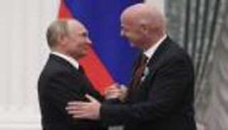 هدنة كأس العالم.. رئيس الفيفا يطالب بوتين بوقف حرب أوكرانيا