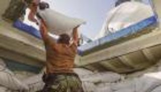 تكفي لـ10 صواريخ باليستية.. البحرية الأمريكية تضبط أطنانا من "كلورات الأمونيوم" مهربة من إيران إلى اليمن