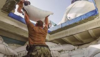 جندي أمريكي يحمّل الكمية المصادرة