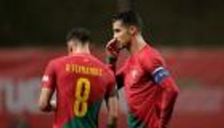 "مزحة القارب" توضح حقيقة أزمة رونالدو وبرونو فيرنانديز (فيديو)