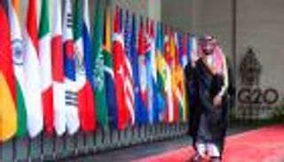 "اعتراف" و"دبلوماسية".. مصافحة محمد بن سلمان وماكرون بعيون ثالثة