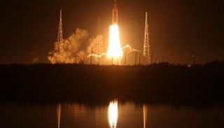 لحظة إطلاق الصاروح وكبسولة أوريون بمركز كينيدي للفضاء