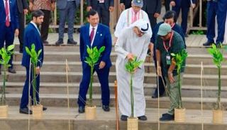 الشيخ محمد بن زايد يغرس شجرة القرم في إندونيسيا