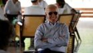 بايدن بعيدا عن الرسميات.. سوار في المعصم وروح شبابية (صور)