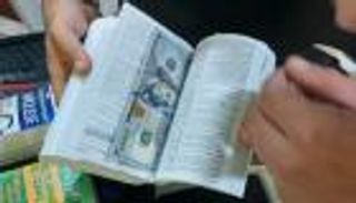 حيلة مبتكرة.. إحباط تهريب آلاف الدولارات واليوروهات داخل كتب في مصر