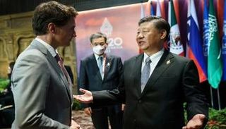 شي وترودو خلال المناقشة