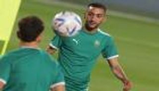 على طريقة بيكهام.. زياش يسجل هدفا عالميا قبل كأس العالم 2022 (فيديو)