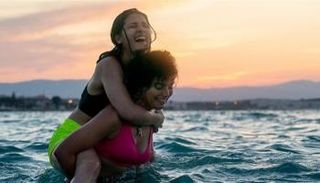 مشهد من فيلم "السباحتان"