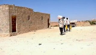 عناصر الهلال الأحمر الإماراتي يقدمون مساعدات إنسانية إلى الأسر الأكثر احتياجا