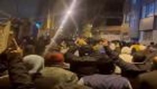 أصفهان "تشعل" احتجاجات إيران.. مقتل ضابط "كبير" و14 متظاهرًا