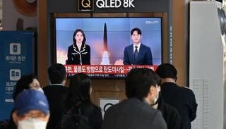 كوريون جنوبيون يتابعون في محطة قطارات نشرة أخبار 