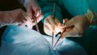 زارت الطبيب لاستئصال الرحم.. فسرق كليتيها وهرب