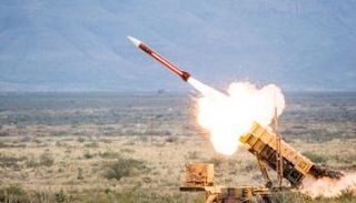 أحد الصواريخ الحوثية - أرشيفية