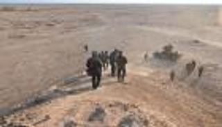 العراق يعتقل 5 عناصر من داعش بصحراء الأنبار (صور)