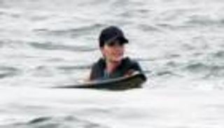 غسل هموم السياسة.. إيفانكا ترامب تتزلج على أمواج ميامي