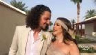 دنيا عبدالعزيز تؤدي العمرة.. والجمهور: جميلة بالحجاب (صور)