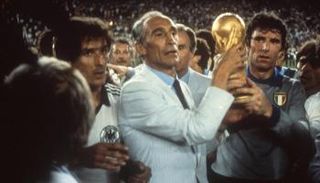 إنزو بيرزوت مدرب إيطاليا في مونديال 1982