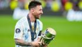 إعلان كأس العالم.. ميسي يراقص نفسه على أنغام مارادونا (فيديو)