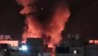حريق ضخم في فناء منزل بالأردن.. وتدخل سريع من الدفاع المدني