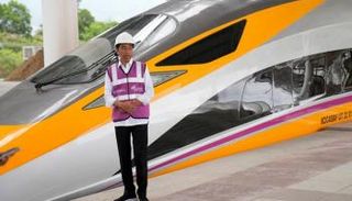 الرئيس الإندونيسي يفحص القطار السريع - أرشيفية