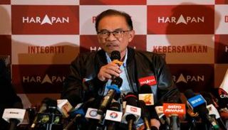 زعيم المعارضة الماليزي أنور إبراهيم خلال مؤتمر صحفي بشأن الانتخابات - رويترز 