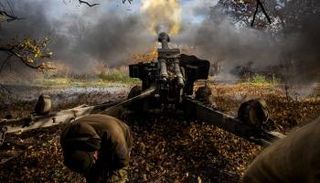 جندي أوكراني يطلق المدفعية على القوات الروسية - أرشيفية