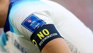 هاري كين بشارة عدم التمييز العرقي