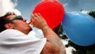 غاز الضحك يغزو أوروبا.. وتحذيرات من "أعداد مقلقة" لحالات التسمم