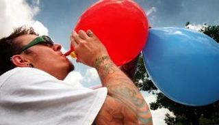 مركز أوروبي يحذر من الاستخدام المتزايد لغاز الضحك