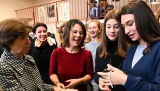 بيربوك وزيرة الخارجية الألمانية ونظيرتها الفرنسية وسط الطلبة