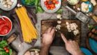 4 أطعمة تؤذي حياتك الجنسية.. و3 تحسّنها