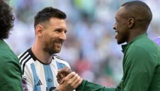 سعود عبد الحميد وميسي في مباراة السعودية والأرجنتين