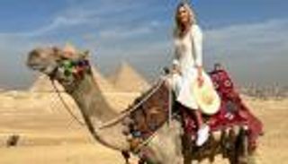 بالصور.. إيفانكا ترامب تهرب من السياسة إلى أهرامات مصر