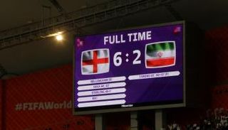 شاشة استاد خليفة في قطر تعلن عن هزيمة ثقيلة لمنتخب إيران