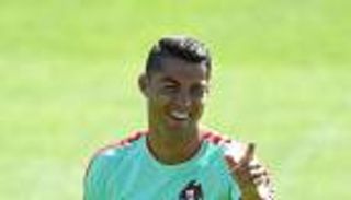 بواسطة "وجه قبيح".. رونالدو يستعيد الضحكة قبل مشوار كأس العالم (فيديو)