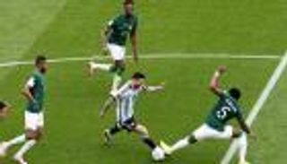 كسرنا عينه.. جماهير السعودية تحتفل بسقوط ميسي (فيديو)