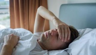 رجل يشعر بالأرق - تعبيرية