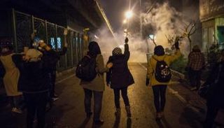 محتجات إيرانيات في مواجهة قنابل الغاز 