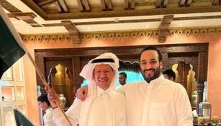 الأمير محمد بن سلمان يحتضن وزير الطاقة السعودي عقب المباراة