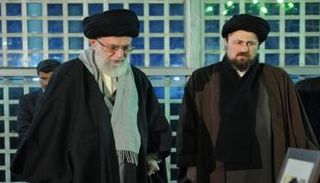 حسن الخميني حفيد مؤسس النظام الراحل مع المرشد