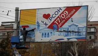 أهالي خيرسون يزيلون لافتات التأييد لروسيا