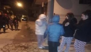الأتراك في الشوارع عقب وقوع الزلزال