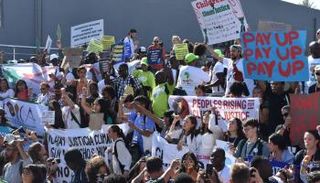 الوقفة الاحتجاجية التي نشرها موقع الأمم المتحدة مع بيان الحقوقيين