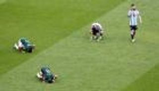 لقطة اليوم في المونديال.. سجود لاعبي السعودية وحسرة ميسي