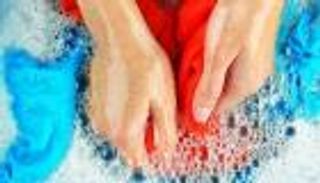 غسل الملابس الحريرية.. نصائح لمظهر أنيق وعمر أطول