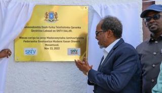 الرئيس الصومالي حسن شيخ محمود خلال تدشين القناة الجديدة