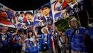 البداية عند السعودية.. "العادة اليابانية" تغزو ملاعب كأس العالم 2022 (فيديو)