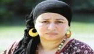 عبلة كامل.. هل تدخلت "ملكة التلقائية" في زواج ابنتيها من أجنبيين؟